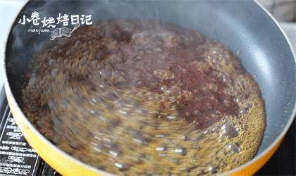 在家自制芝麻糖,来和初雪有个甜蜜的约会,用不粘锅,糖水中火煮就行。煮到糖的颜色由白至深后调成小火,此时糖水大泡会变成小泡;当糖汁呈焦糖色时,可以将芝麻倒入。