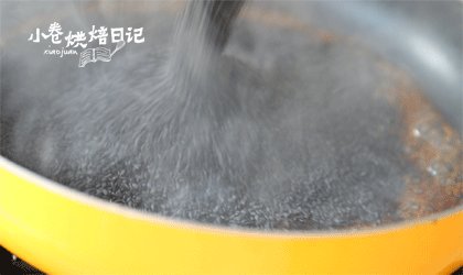 在家自制芝麻糖,来和初雪有个甜蜜的约会,用不粘锅,糖水中火煮就行。煮到糖的颜色由白至深后调成小火,此时糖水大泡会变成小泡;当糖汁呈焦糖色时,可以将芝麻倒入。