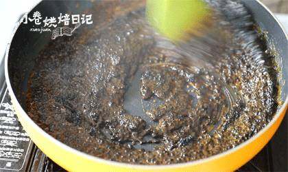 在家自制芝麻糖,来和初雪有个甜蜜的约会,关火,把芝麻搅拌均匀裹满糖。