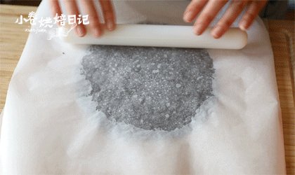 在家自制芝麻糖,来和初雪有个甜蜜的约会,待稍稍冷却后,把糖团放在油纸中间,用擀面杖擀成薄饼。