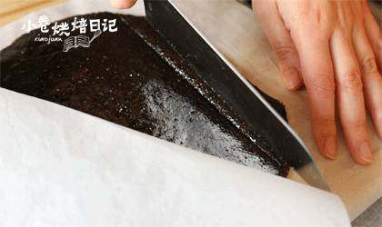 在家自制芝麻糖,来和初雪有个甜蜜的约会,揭去油纸,趁热切成小块即可。