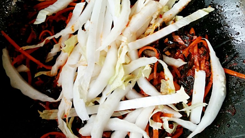 鱼香白菜帮,加入切好的白菜帮,加适量的盐和<a style='color:red;display:inline-block;' href='/shicai/ 756'>鸡精</a>大火翻炒(白菜帮炒的时候会出水,一定要大火快炒)。