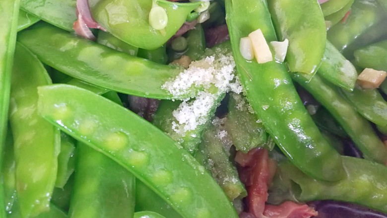 枸杞鸭肫荷兰豆,一小勺白<a style='color:red;display:inline-block;' href='/shicai/ 10588'>糖</a>,尝一尝咸淡,如果淡了加一点盐