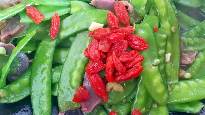 枸杞鸭肫荷兰豆,倒入枸杞,翻炒均匀就可以了,喜欢味精的加一点提味,我没加,因为已经很鲜美了😊