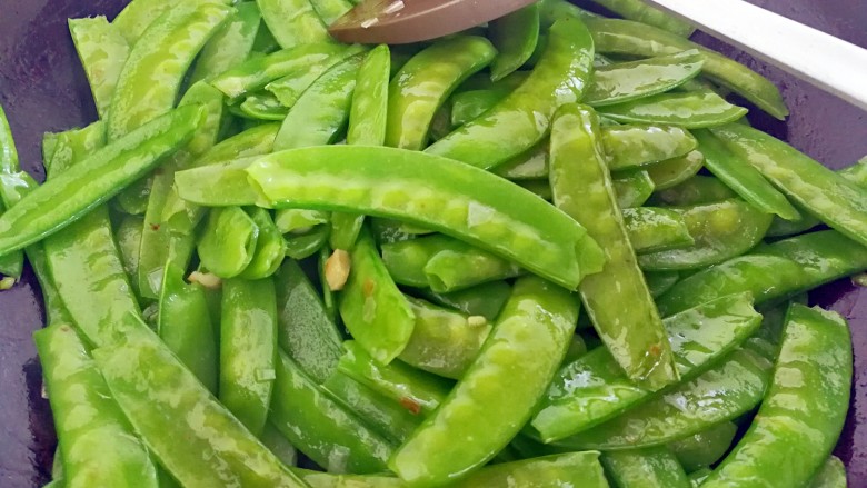 枸杞鸭肫荷兰豆,翻炒期间撒一点泡枸杞的水,大约翻炒至荷兰豆变色