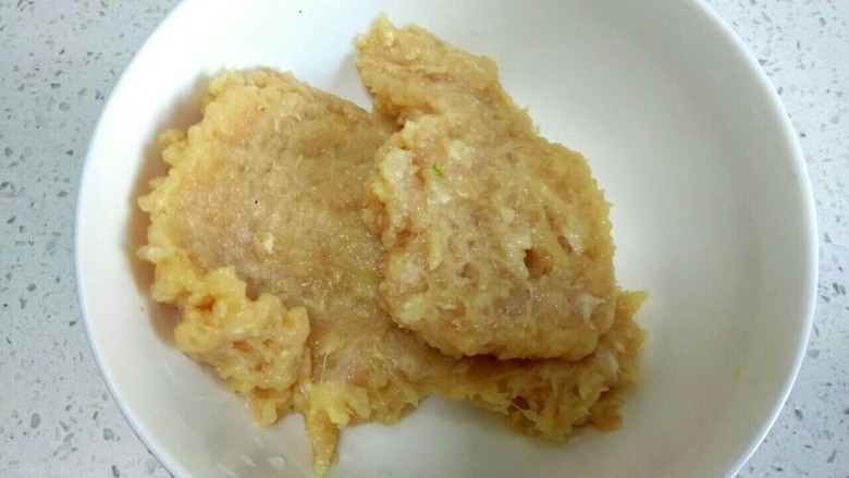 三鲜鸡肉丸子汤,鸡胸肉剁成泥