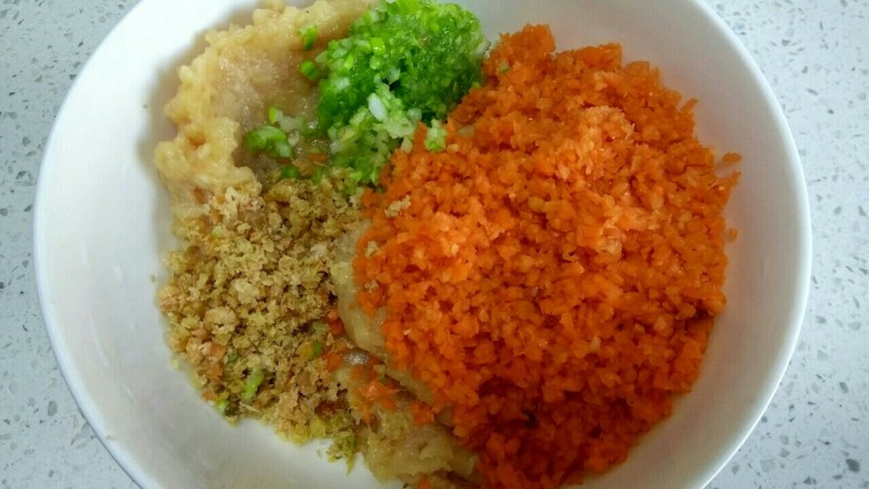 三鲜鸡肉丸子汤,把鸡肉海米沫胡萝卜碎葱沫放入碗中