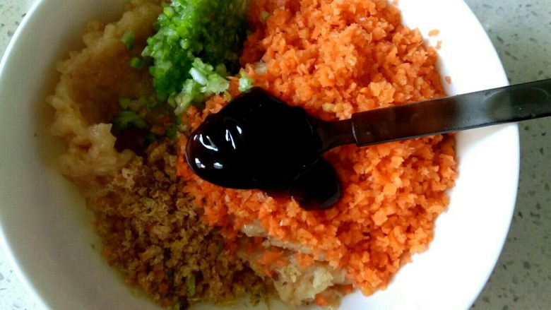 三鲜鸡肉丸子汤,放入一勺<a style='color:red;display:inline-block;' href='/shicai/ 721'>蚝油</a>