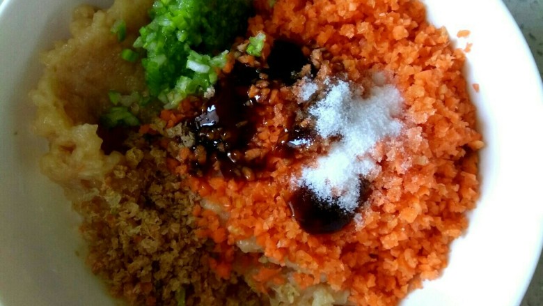 三鲜鸡肉丸子汤,放入适量盐
