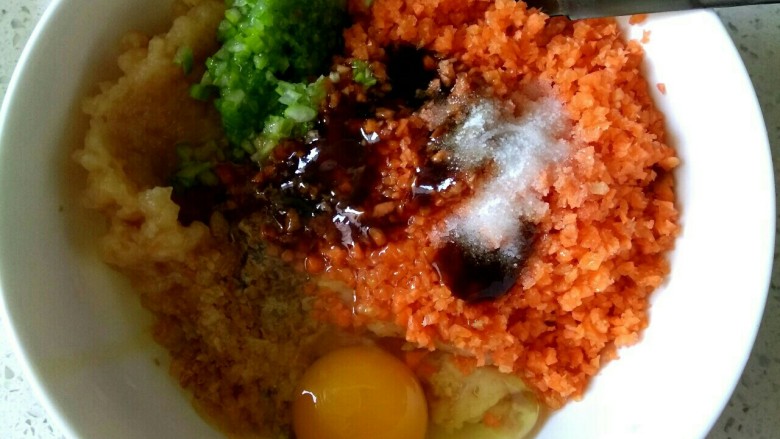 三鲜鸡肉丸子汤,打入一个<a style='color:red;display:inline-block;' href='/shicai/ 9'>鸡蛋</a>