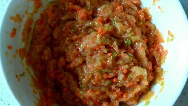 三鲜鸡肉丸子汤,朝着一个方向搅拌上劲,中途加入适量清水,接着划圈搅拌,这样做出的丸子更嫩更软