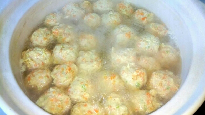 三鲜鸡肉丸子汤,丸子全部浮起,再烧开三四分钟关火