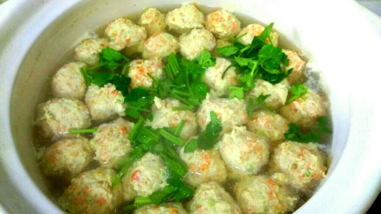 三鲜鸡肉丸子汤,撒入香菜,汤里可以再滴几滴香油