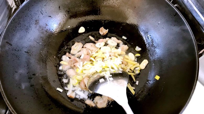 水果萝卜炖五花肉,锅中少许油,五花肉下锅炒出香味,葱姜蒜爆锅。