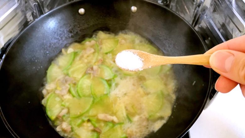 水果萝卜炖五花肉,水开以后再继续煮5分钟,这时候就可以加适量的盐了,然后中小火炖。