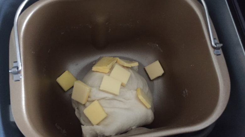牛奶咸吐司,加软化的黄油,继续搅打