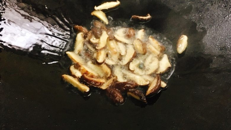 腊肠栗子糯米焖饭 快手美味,锅内加入少许油,7成热时加入香菇丝,爆香至微微金黄,加少许盐翻炒即可。
