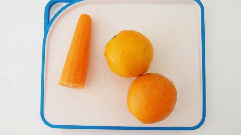 胡萝卜蜜橙汁,准备好食材，<a style='color:red;display:inline-block;' href='/shicai/ 25'>胡萝卜</a>去皮，<a style='color:red;display:inline-block;' href='/shicai/ 626'>橙子</a>洗净