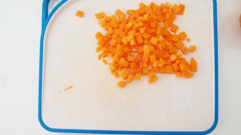 胡萝卜蜜橙汁,胡萝卜切成小块