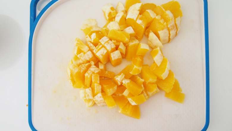 胡萝卜蜜橙汁,橙子去皮，切成小块