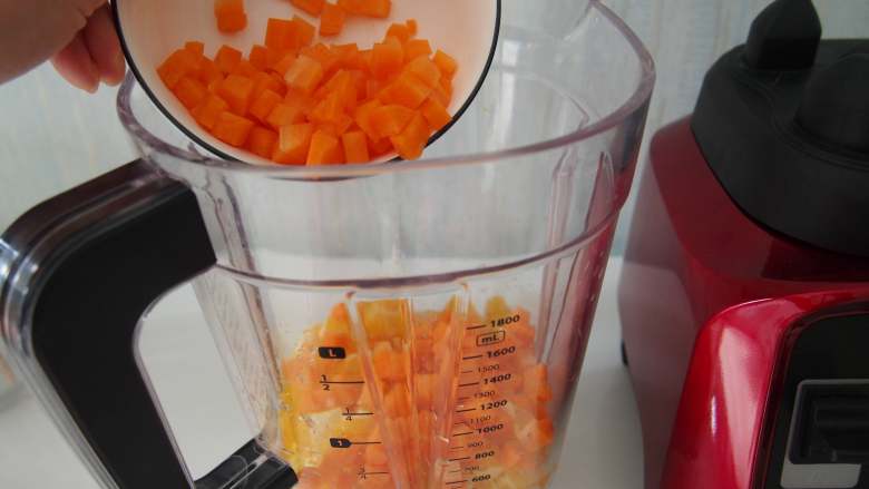 胡萝卜蜜橙汁,将切好的胡萝卜丁放入料理杯中