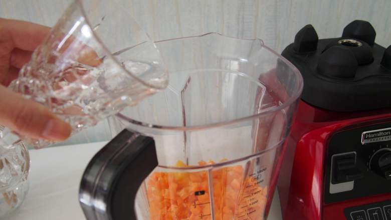 胡萝卜蜜橙汁,加入100ml纯净水