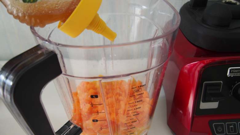 胡萝卜蜜橙汁,加入适量<a style='color:red;display:inline-block;' href='/shicai/ 865'>蜂蜜</a>，也可以等到果汁打好之后再根据自己的口味调节