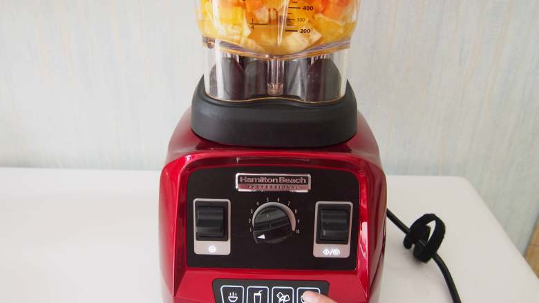 胡萝卜蜜橙汁,启动果汁程序，等待几十秒，一杯果汁就好啦