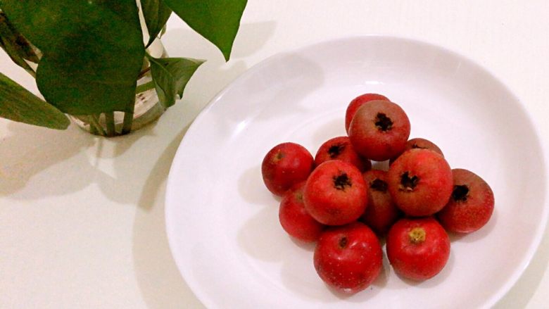 冰糖葫芦,挑选<a style='color:red;display:inline-block;' href='/shicai/ 599'>山楂</a>,选择重量和形状比较均匀的