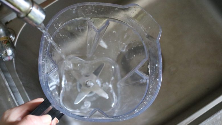 五红汤,杯体易清洗,使用后用清水冲洗即可