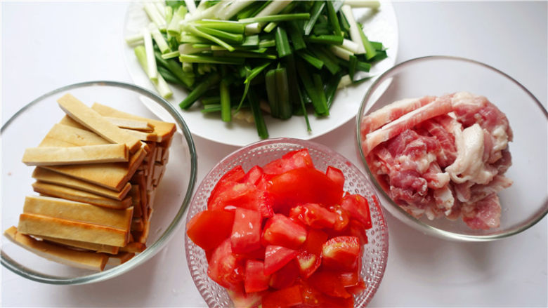 韭菜炒豆腐干,将材料洗净,切好。