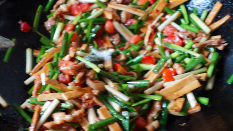 韭菜炒豆腐干,翻炒均匀,加入适量盐,<a style='color:red;display:inline-block;' href='/shicai/ 717'>味精</a>,翻炒均匀。