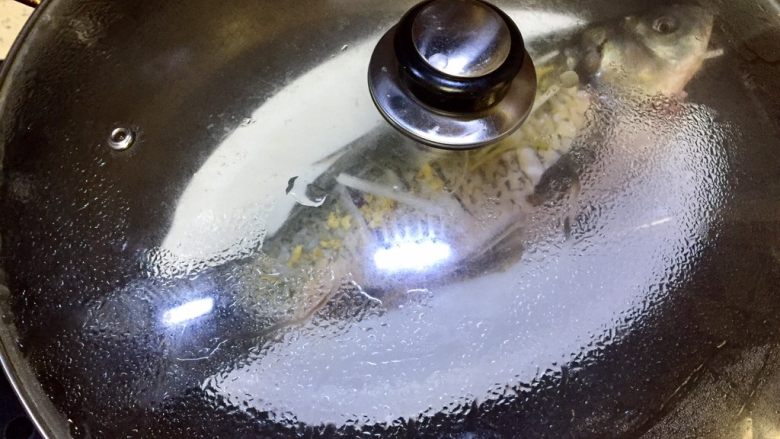 清蒸剁椒过江鱼,锅里加入足够多的水,水开后把鱼入锅蒸,大火12分钟