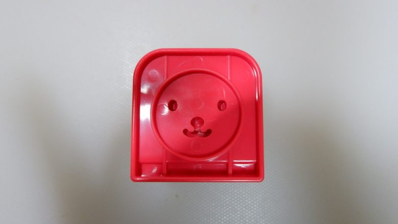 卡通兔子炒河粉,OK，表情模具。在海苔上压出表情。贴在脸部。然后用<a style='color:red;display:inline-block;' href='/shicai/ 699'>番茄酱</a>点出两点腮红。