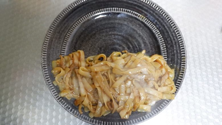 卡通兔子炒河粉,取一个盘子，放在底部整形好半圆形。