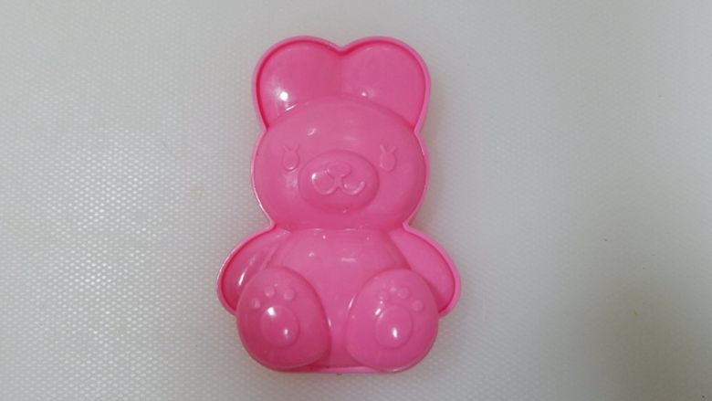 卡通兔子炒河粉,用图中的模具先把兔子的大框在芝士片上压出来。