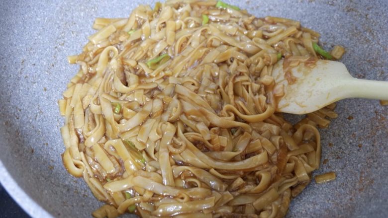 卡通兔子炒河粉,然后按照常规炒河粉将河粉炒至<a style='color:red;display:inline-block;' href='/shicai/ 692'>酱油</a>色。配菜以及调料。随便加自己喜欢的。但是<a style='color:red;display:inline-block;' href='/shicai/ 692'>酱油</a>是必须的哦