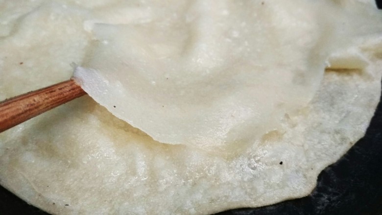 美味鸡蛋灌饼,将鼓起的地方用筷子挑起,将<a style='color:red;display:inline-block;' href='/shicai/ 9'>鸡蛋</a>灌进去稍等几分钟