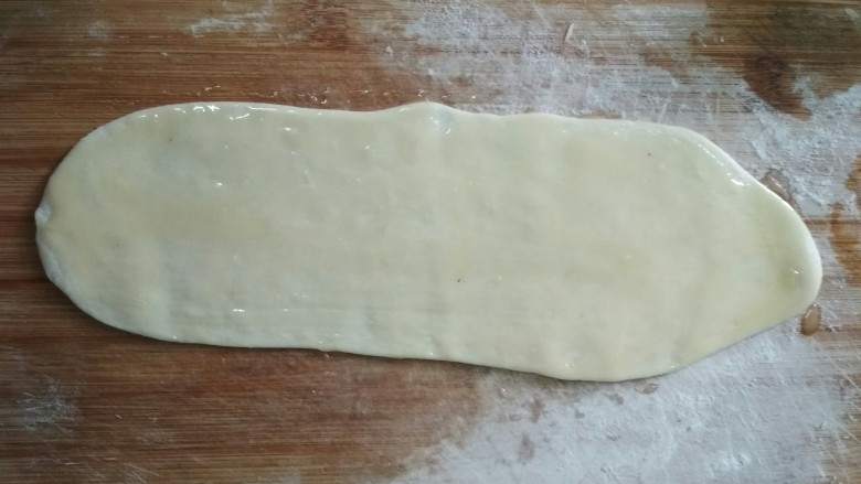 美味鸡蛋灌饼,擀成长条片,刷上油酥,撒上少许盐