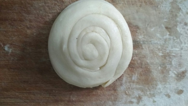 美味鸡蛋灌饼,卷起封口,用手按平