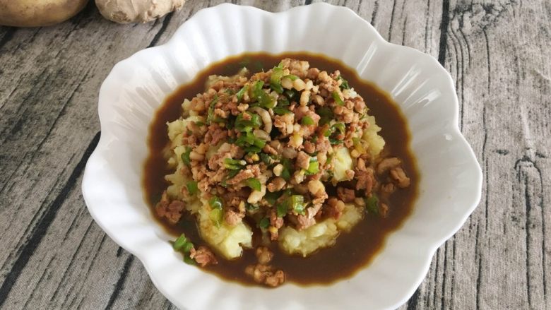 土豆泥肉沫,美味就完成啦！
大家喜欢我的菜谱记得点赞和收藏哦！欢迎评论留下您的宝贵意见！
谢谢啦！
