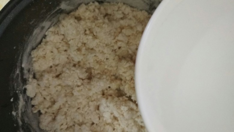 美味鸡蛋灌饼,面粉用开水烫一下,慢慢加入冷水搅拌均匀