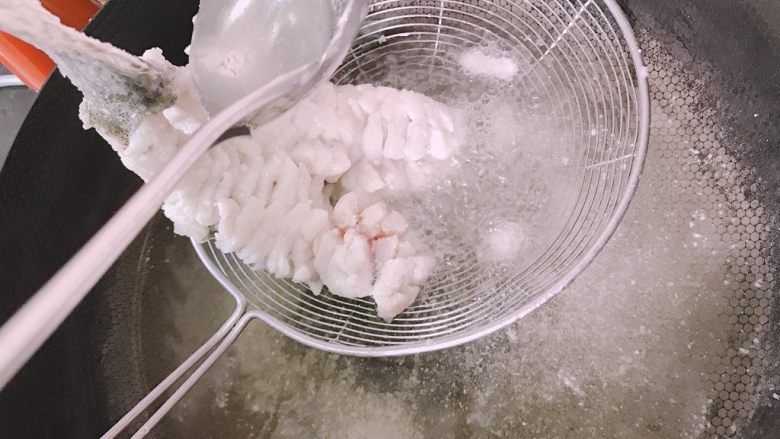 松鼠桂鱼,油6成热时,将油浇到裹好淀粉的鱼上