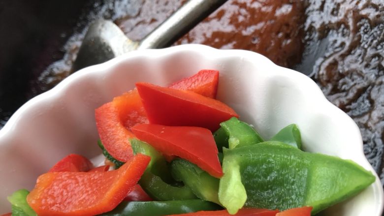 菠萝咕咾肉,倒入青红椒。