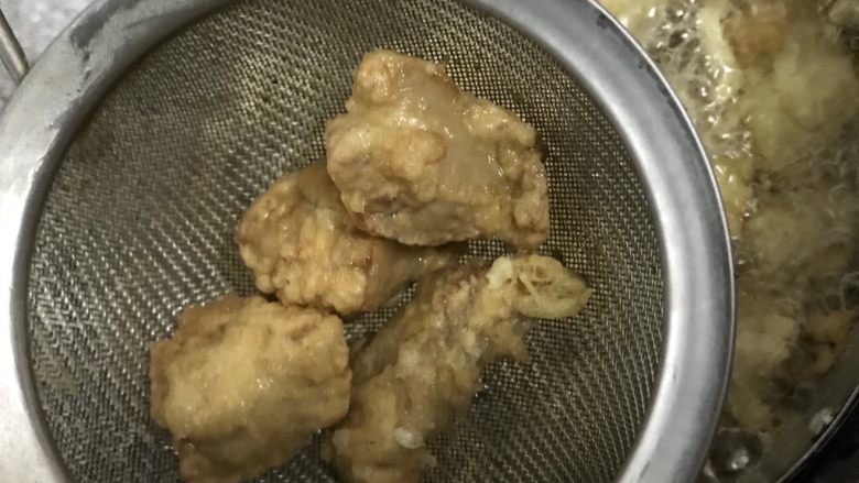 菠萝咕咾肉,炸到金黄色,不够脆也不怕,捞出沥油。晾凉后还需要复炸一次的。