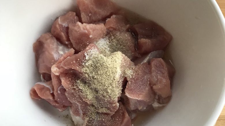 菠萝咕咾肉,把猪肉切成拇指大小的肉丁，不规则就好，然后放一点<a style='color:red;display:inline-block;' href='/shicai/ 718'>料酒</a>，盐，<a style='color:red;display:inline-block;' href='/shicai/ 134296'>白胡椒粉</a>腌上15分钟。
