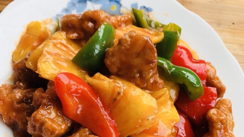 菠萝咕咾肉,炒好后摆盘就好了。颜色非常漂亮。