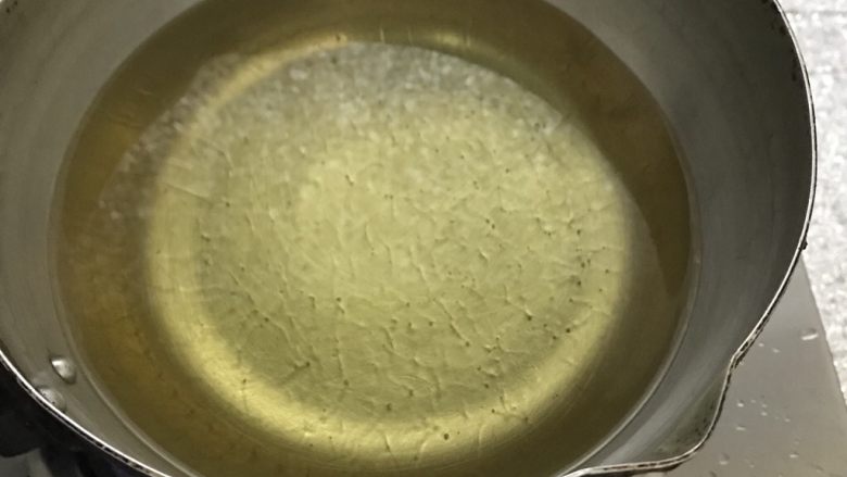 菠萝咕咾肉,用个奶锅开中火把食用油烧热至轻微有烟并且冒小泡。我习惯用奶锅炸东西,用油少,锅小油量够深。炸东西是比较适合的。