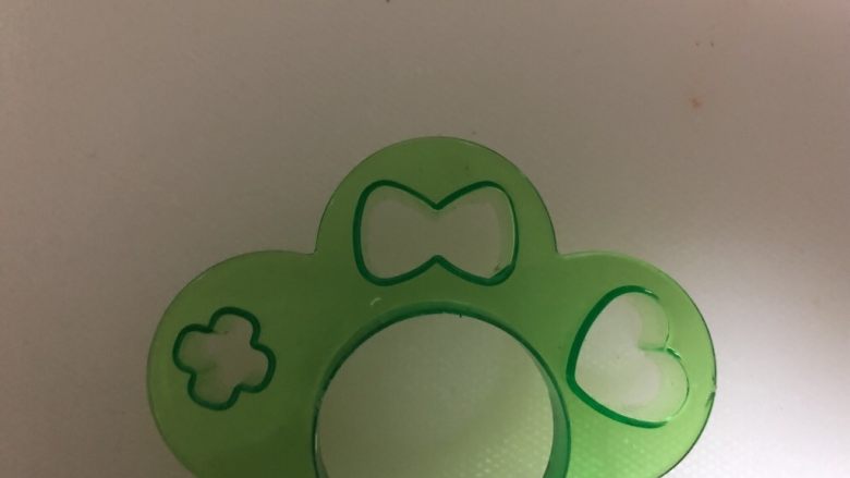 卡通兔子炒河粉,蝴蝶结用这款模具，在火腿上压出，然后粘在头部。小口袋是用钩花针刻出来的