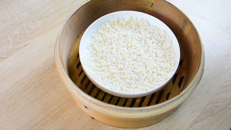 糍粑,浸泡好的糯米,蒸熟。蒸40分钟。